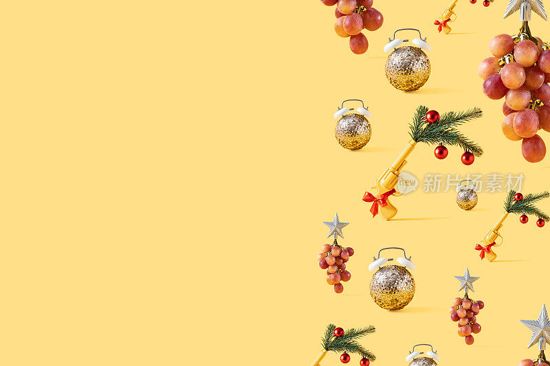 黄色的圣诞图案有树枝，装饰品和银球。Party New Year 2023最小概念背景。概念上的静物